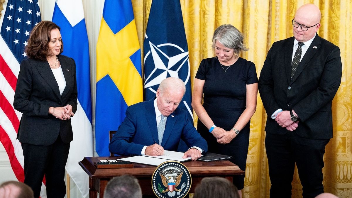 Biden za USA podepsal přístup Finska a Švédska do NATO